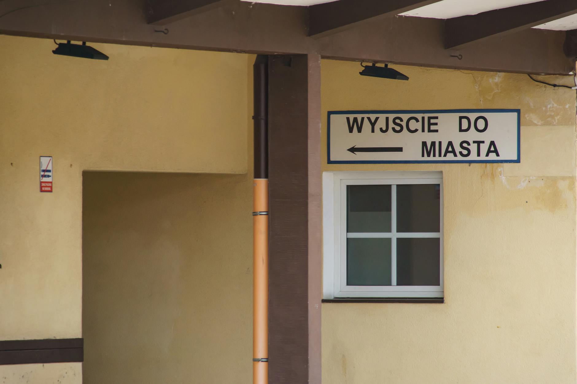 Grafika przedstawiająca wykresy kolejek do specjalistów w Imielinie, z naciskiem na 'kolejki do specjalistów Imielin'